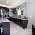 Exquisite And Modern Villa Near Beach With Heated Pool!