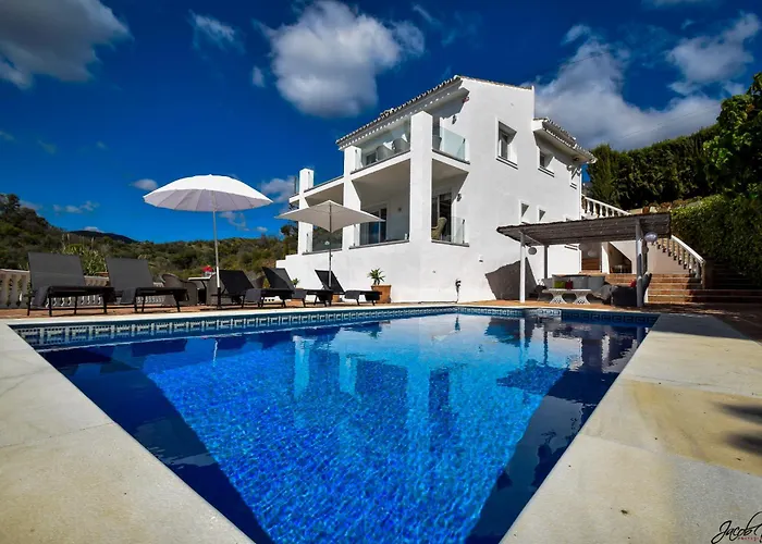 Exquisite And Modern Villa Near Beach With Heated Pool!