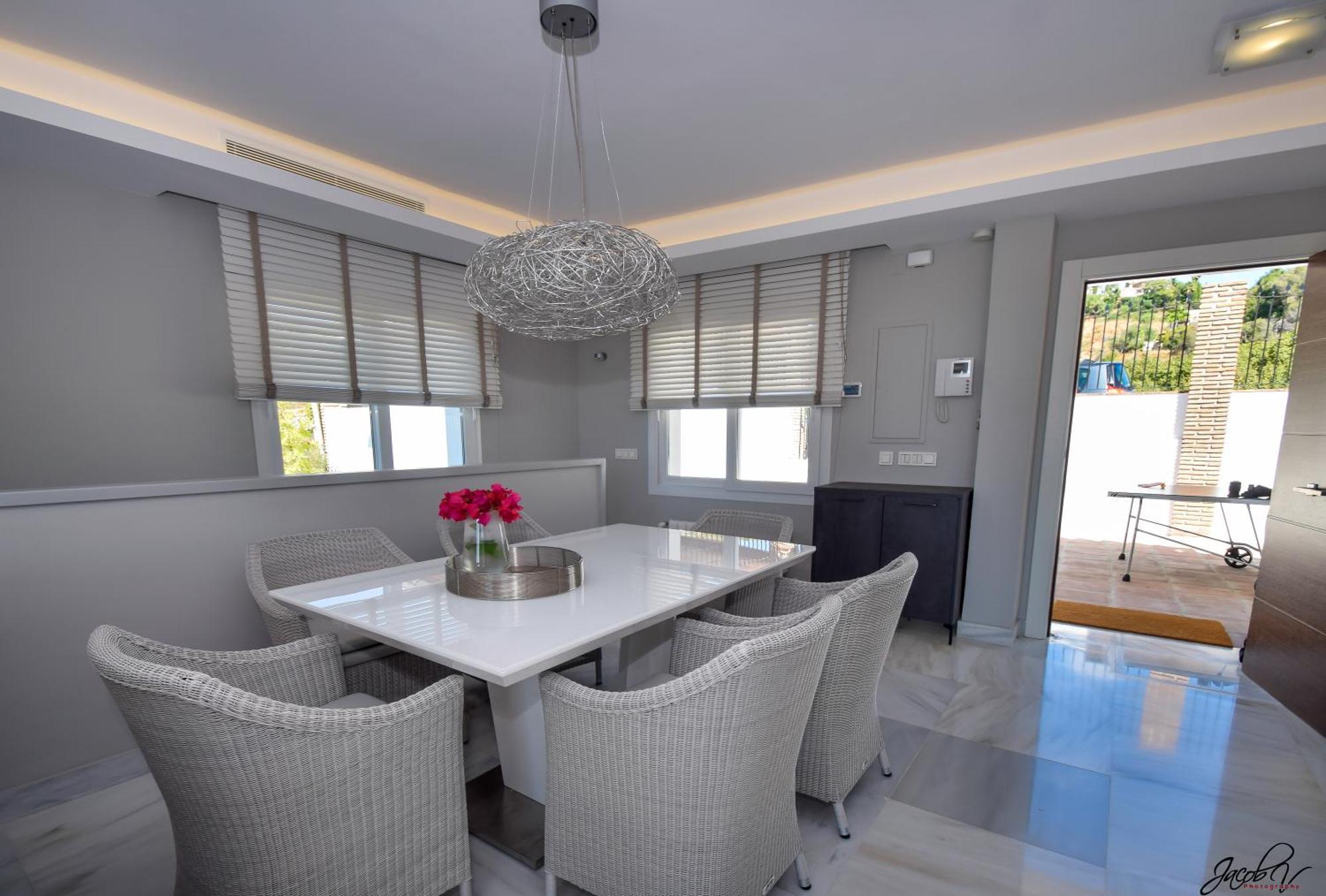 Villa Exquisite And Modern Near With Heated Pool!