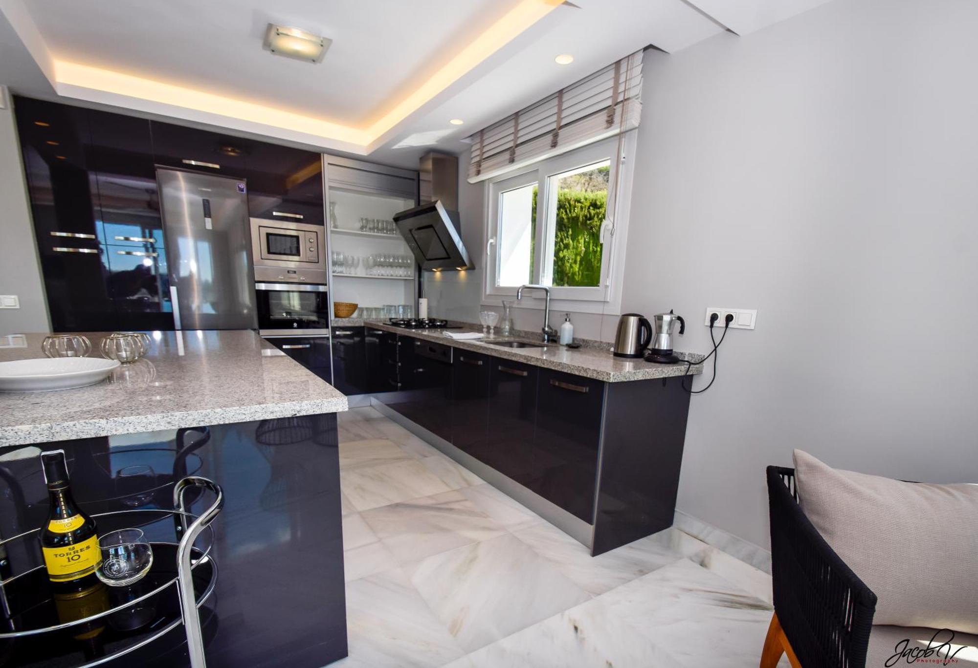Villa Exquisite And Modern Near With Heated Pool! Marbella