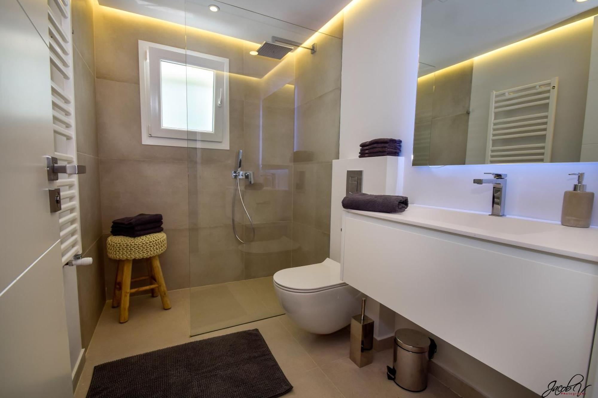 Exquisite And Modern Near With Heated Pool!