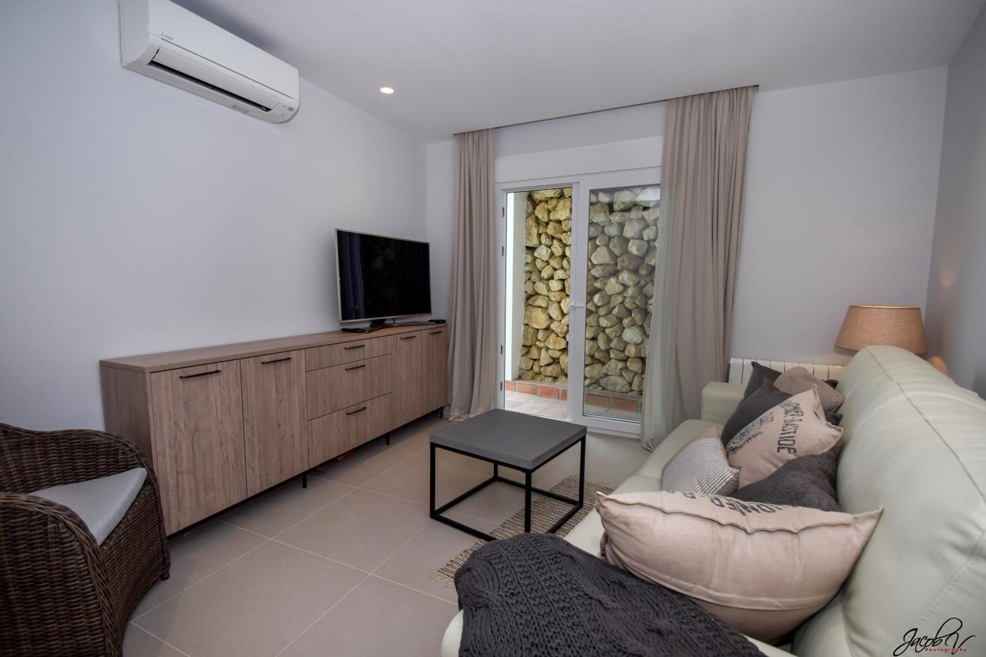 Villa Exquisite And Modern Near With Heated Pool!