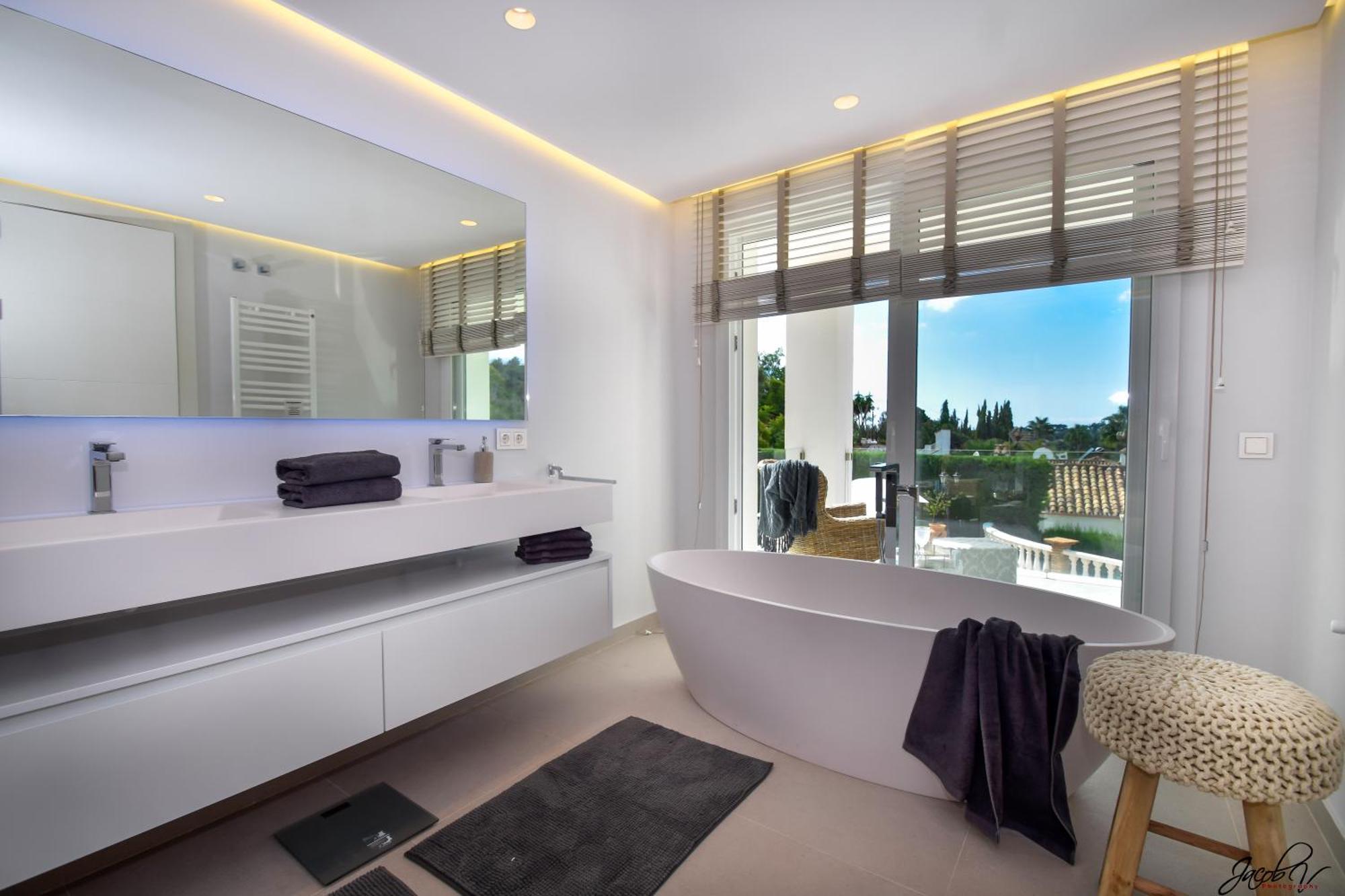 Exquisite And Modern Near With Heated Pool!
