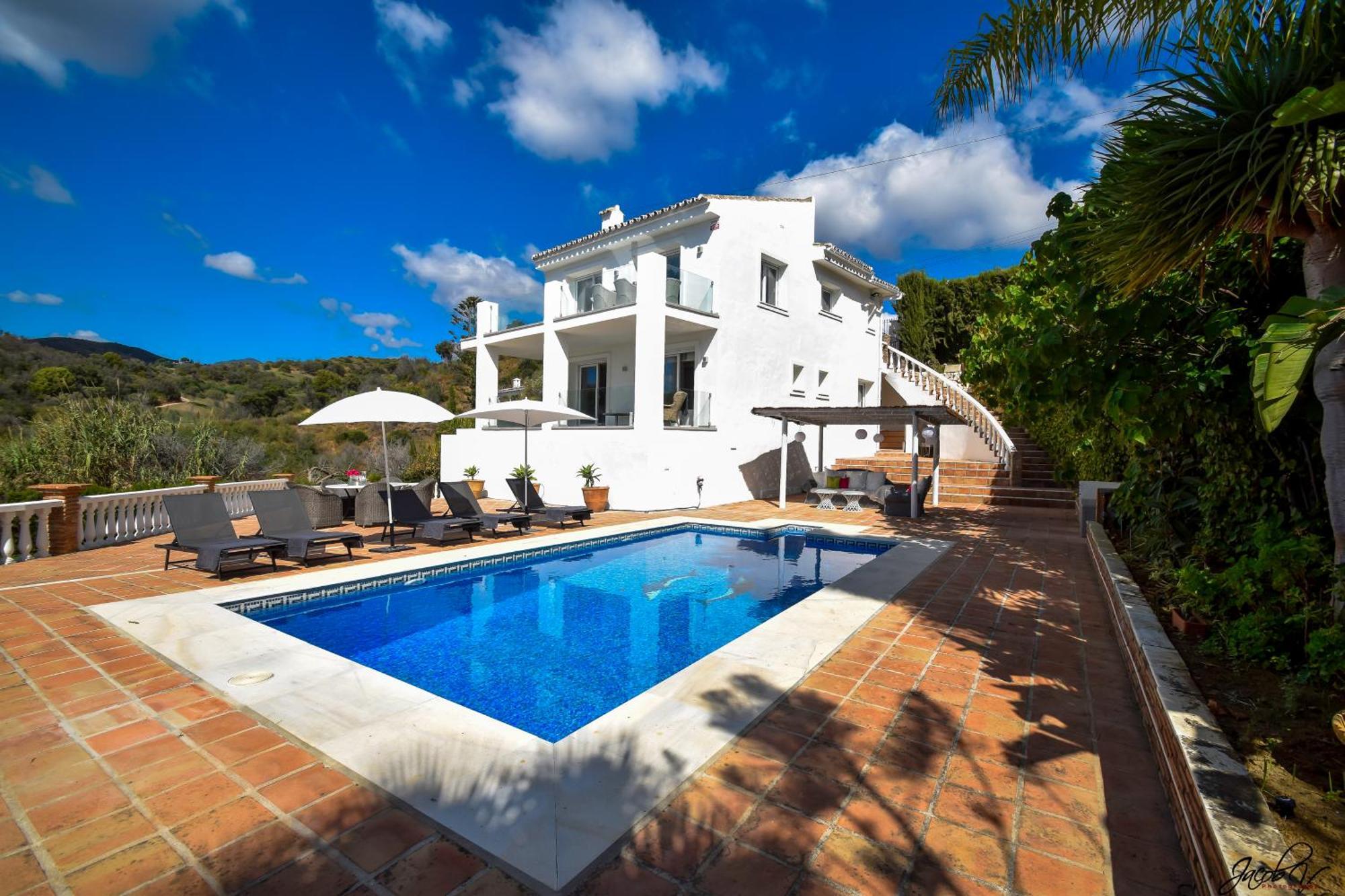 Villa Exquisite And Modern Near With Heated Pool! Marbella