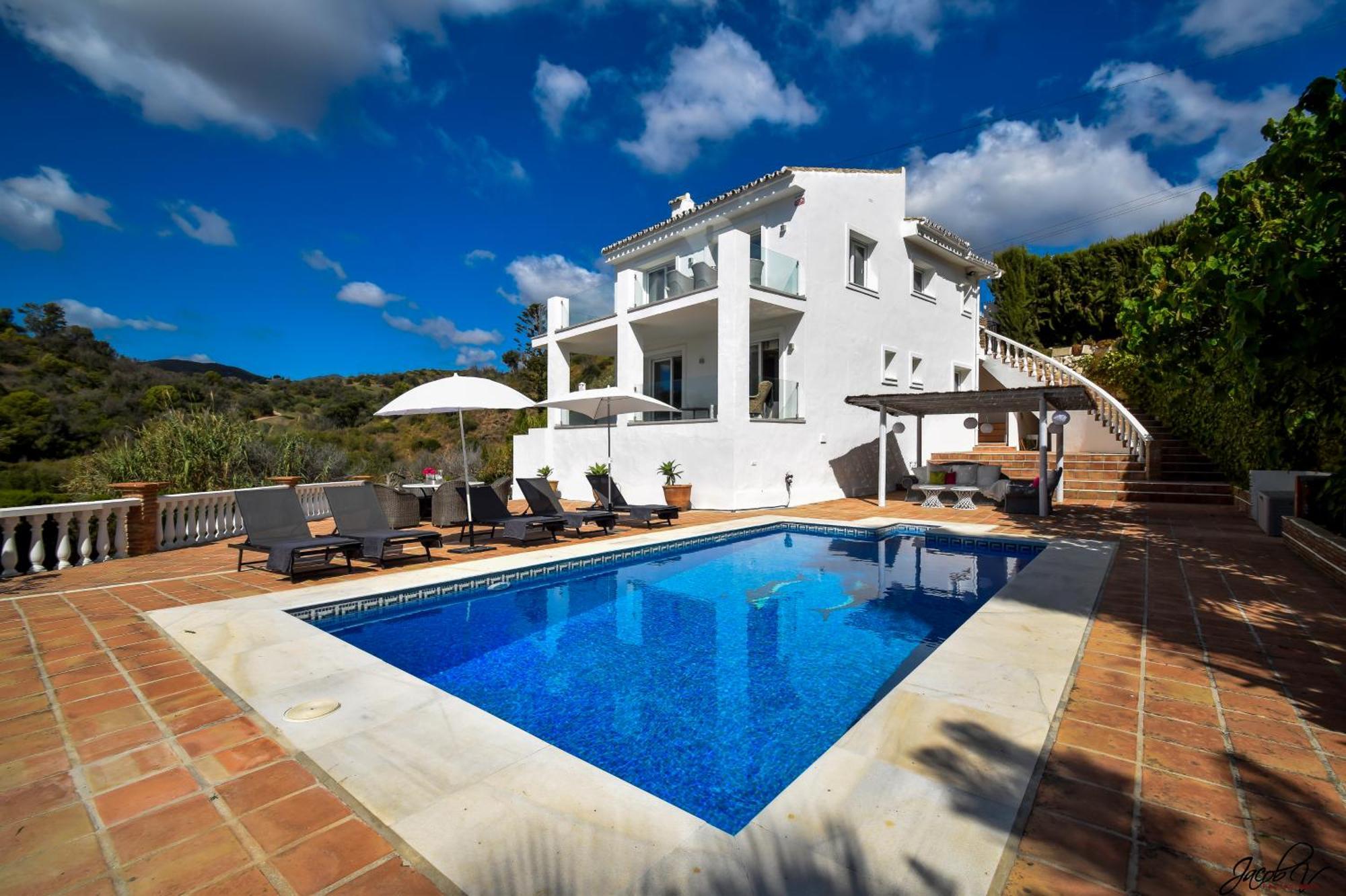 Exquisite And Modern Near With Heated Pool! Marbella