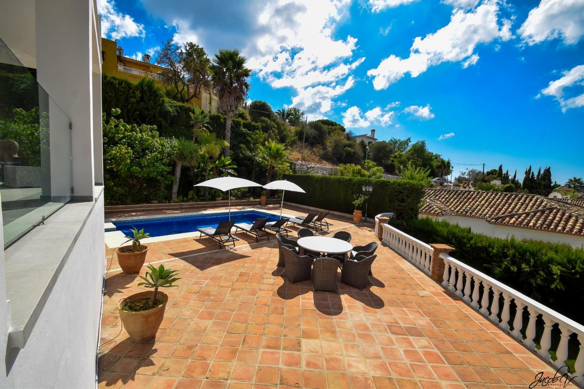 Exquisite And Modern Near With Heated Pool!